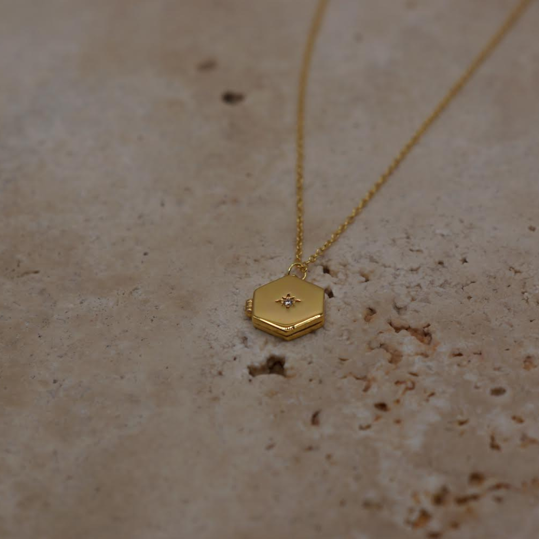 Gold locket with picture 2025 inside