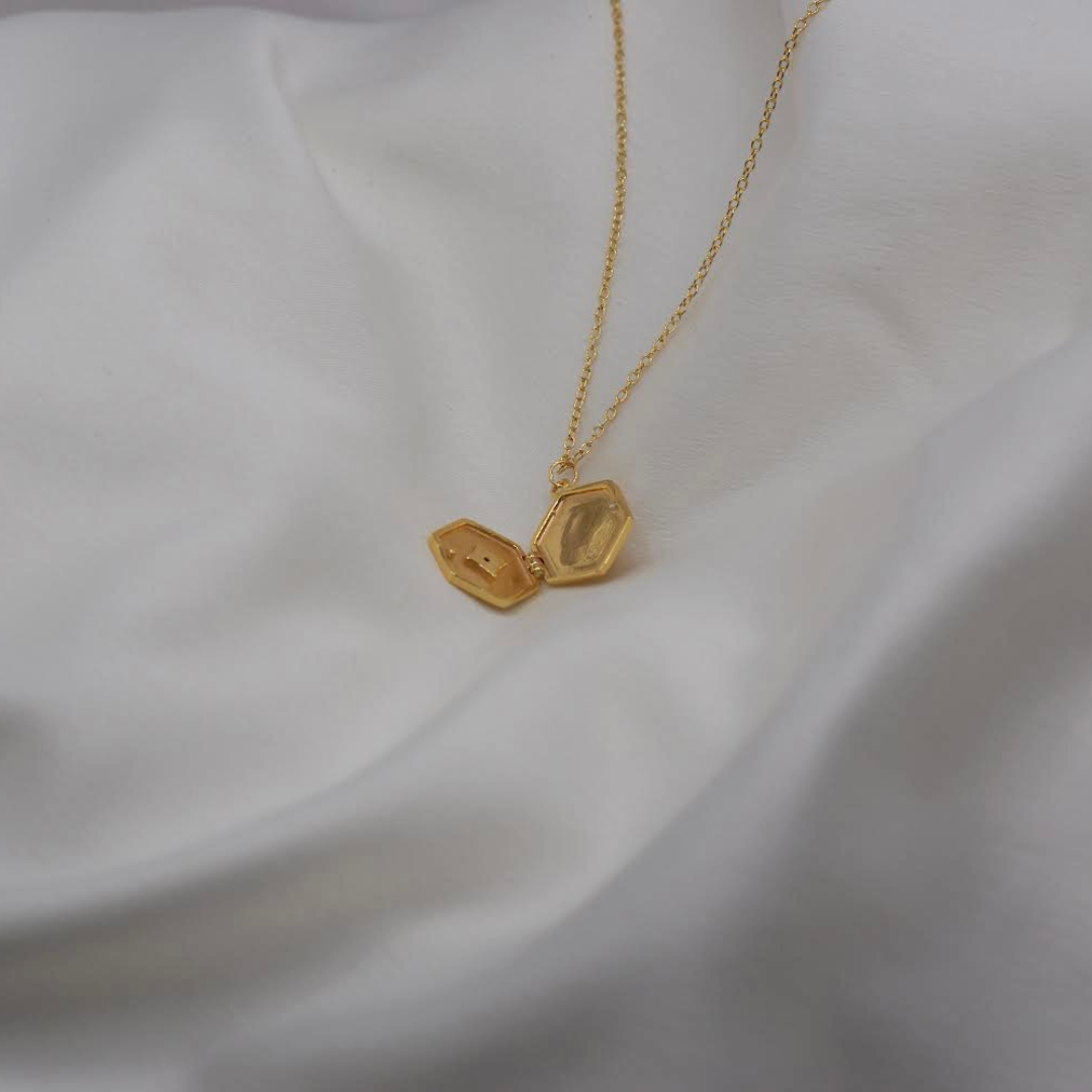 18 K locket neckalce. Opening locket to place photo inside. Delicate gold chain. 18K gold on sterling silver. Tarnish free. Hypoallergenic gold locket neckalce. Everyday necklace. Special occasions necklace